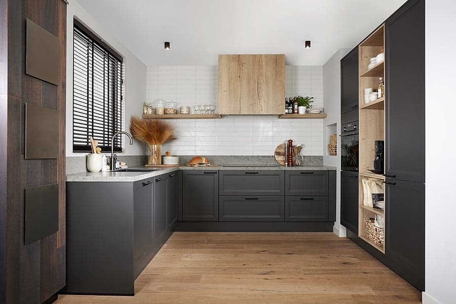 Donkergrijze U-keuken