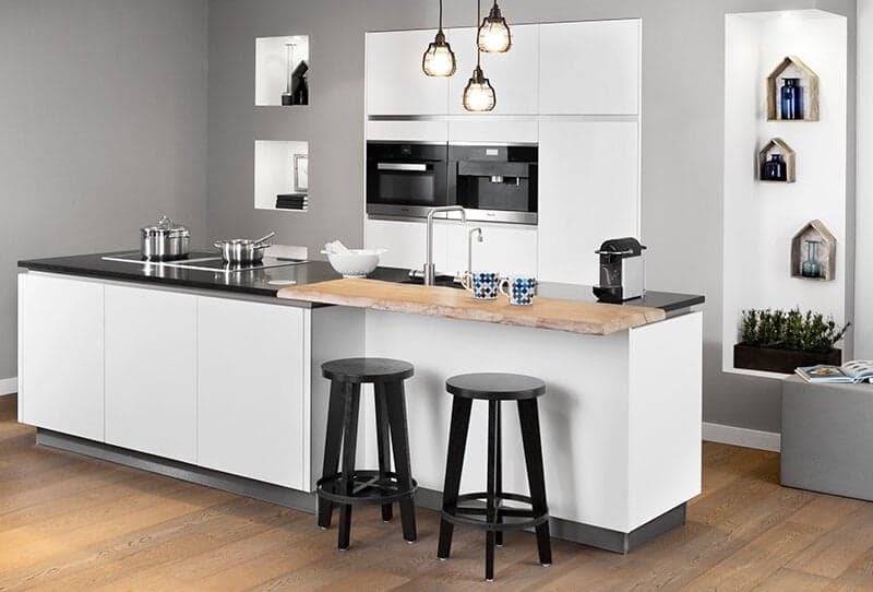 Witte industriele keuken met bar