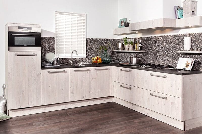 Landelijke keuken met licht hout in hoekopstelling