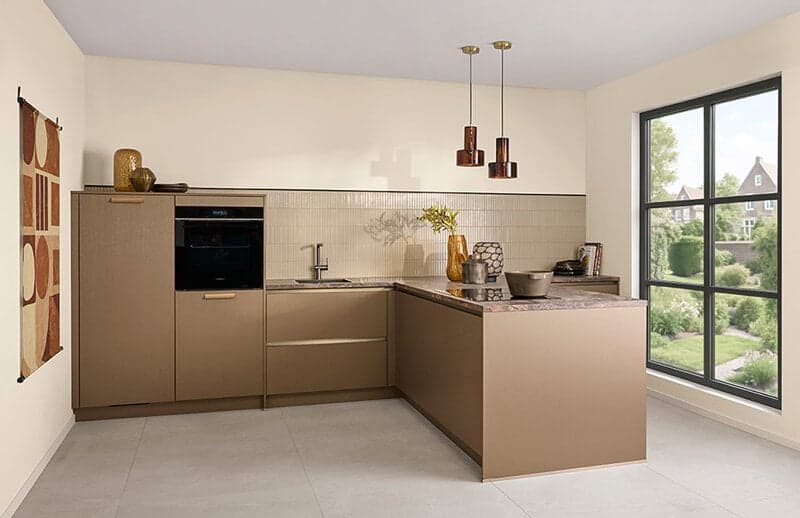 Moderne beige keuken met messing grepen