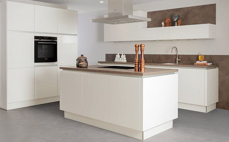 Moderne witte greeploze keuken met kookeiland