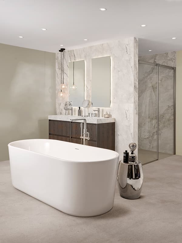 Taupe-badkamer-met-douche-en-bad