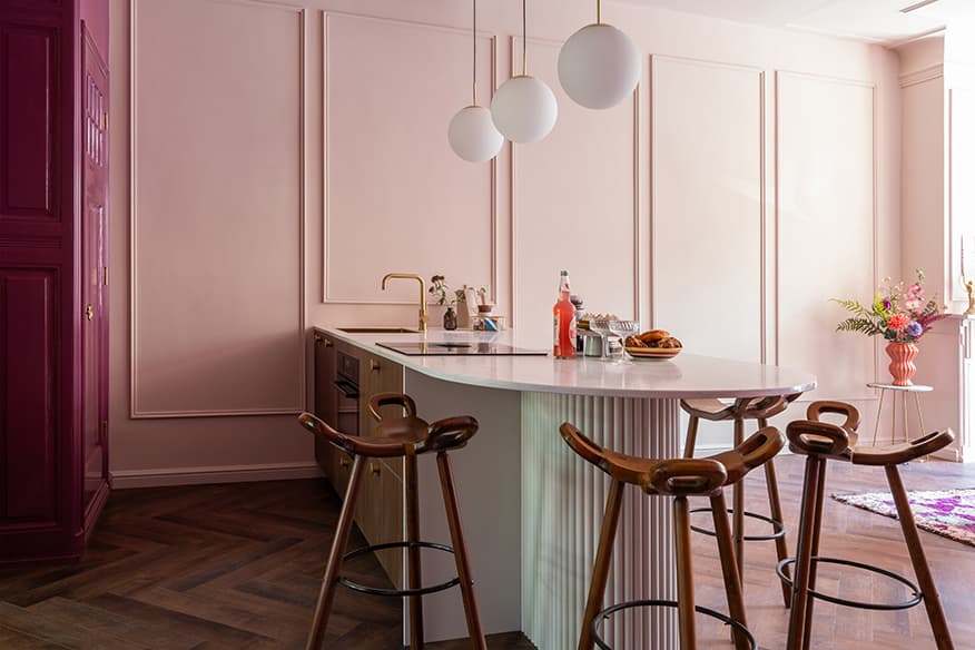 Kookeiland-met-afgerond-werkblad-en-bar